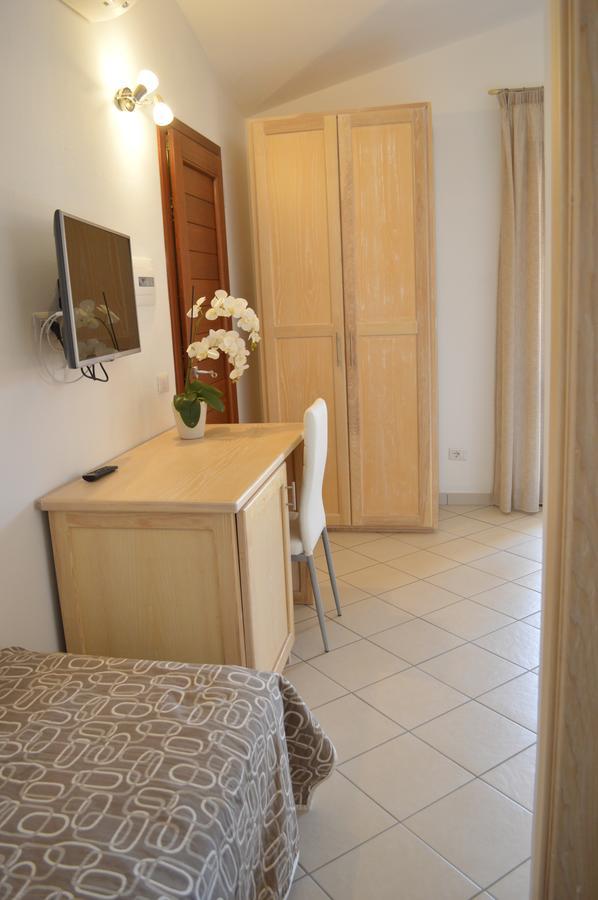 Guest Rooms Affittacamere ซาน เตโอโดโร ภายนอก รูปภาพ